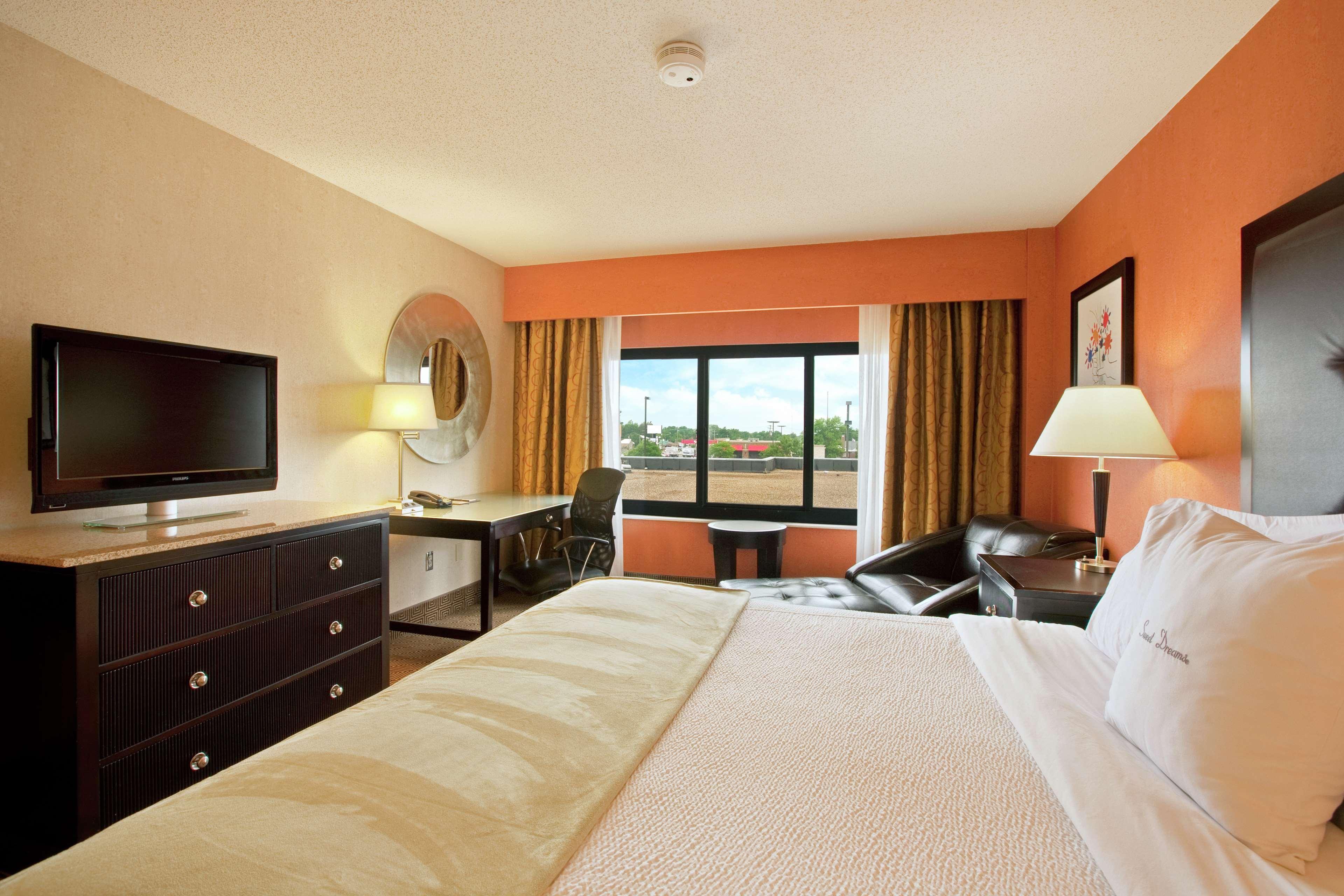 Doubletree By Hilton Springfield Hotel Room photo